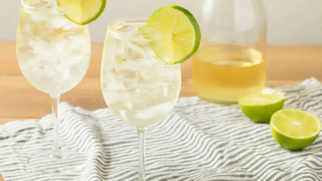 Orzeźwiający szprycer z lodem i plasterkiem limonki. Idealny przepis na lato.