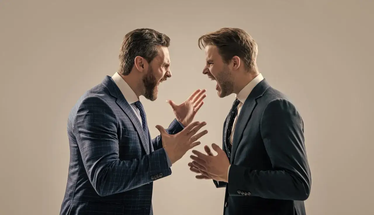 Dwóch mężczyzn w garniturach kłóci się. Czy to powód, dlaczego znany aktor zrezygnował z roli w filmie tuż przed wejściem na plan?