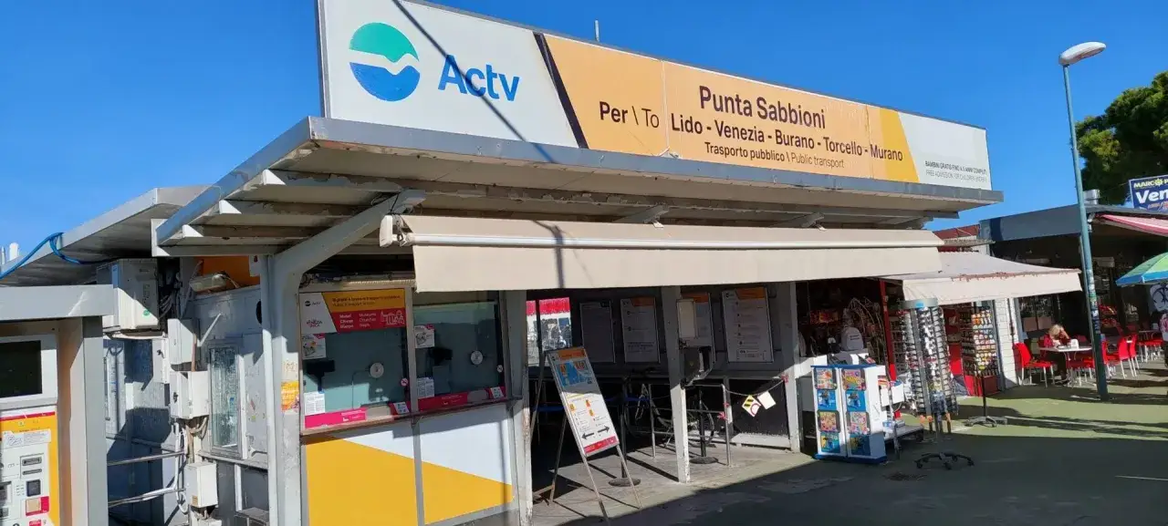 Biglietteria Actv a Punta Sabbioni, ideale per scoprire come arrivare a Torcello e altre isole.
