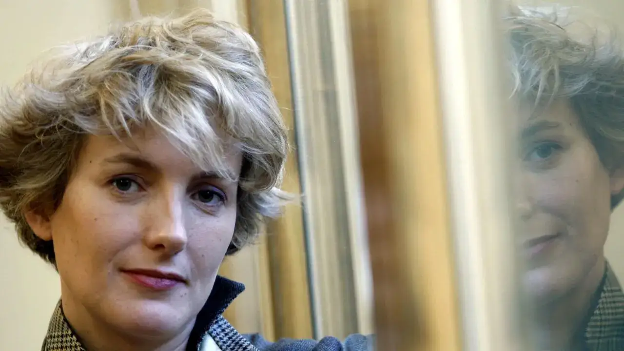 Porträt von Tatiana de Rosnay, einer Autorin mit kurzem, blondem Haar und nachdenklichem Blick. Ihre Reflexion ist im Hintergrund sichtbar.