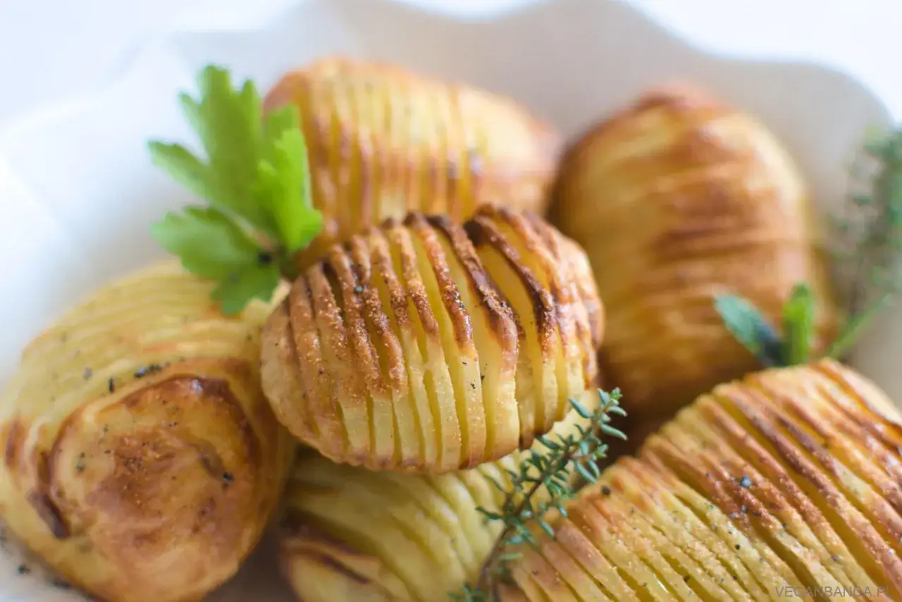 Złociste ziemniaki hasselback z airfryera. Proste i pyszne airfryer przepisy po polsku.