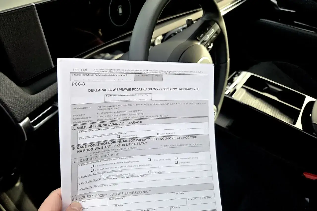 Formularz PCC-3, deklaracja podatku od czynności cywilnoprawnych, widoczny w samochodzie.