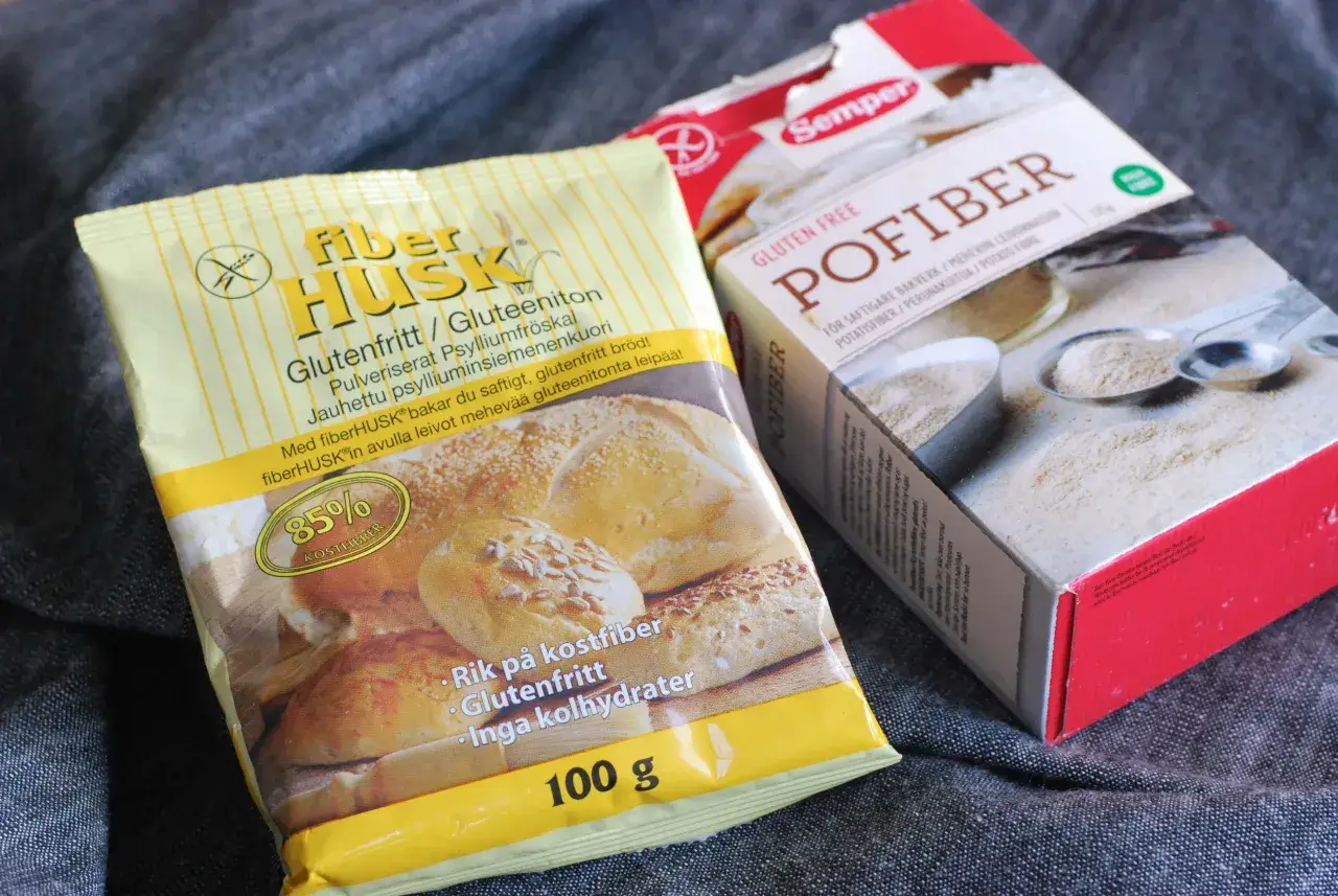 Tv&aring; f&ouml;rpackningar med pofiber och fiberhusk, ingredienser f&ouml;r glutenfritt bak.