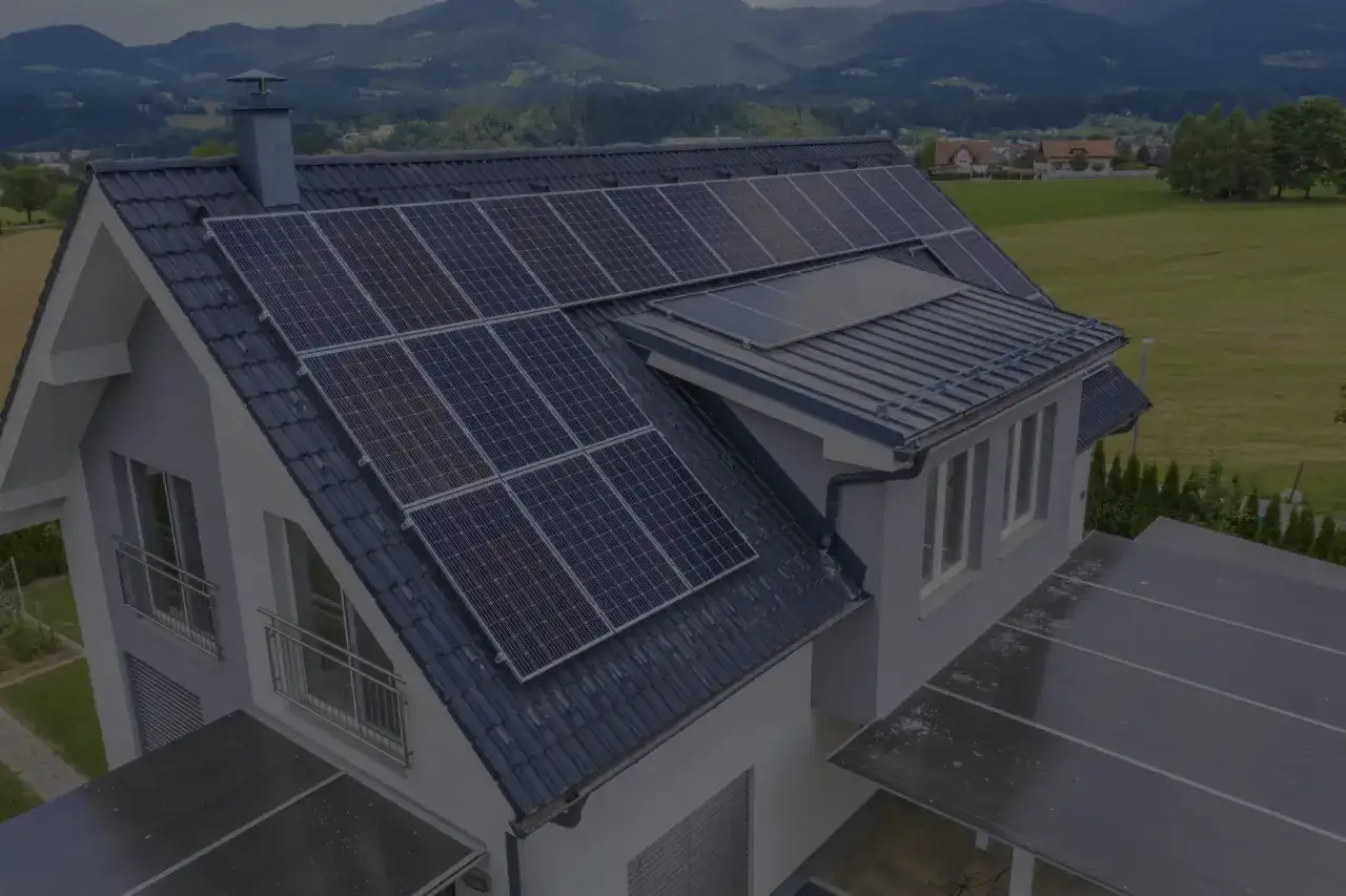 Nowoczesna instalacja fotowoltaiczna 6 kW na dachu domu, z widokiem na góry. Cena z montażem tej ekologicznej inwestycji jest atrakcyjna.