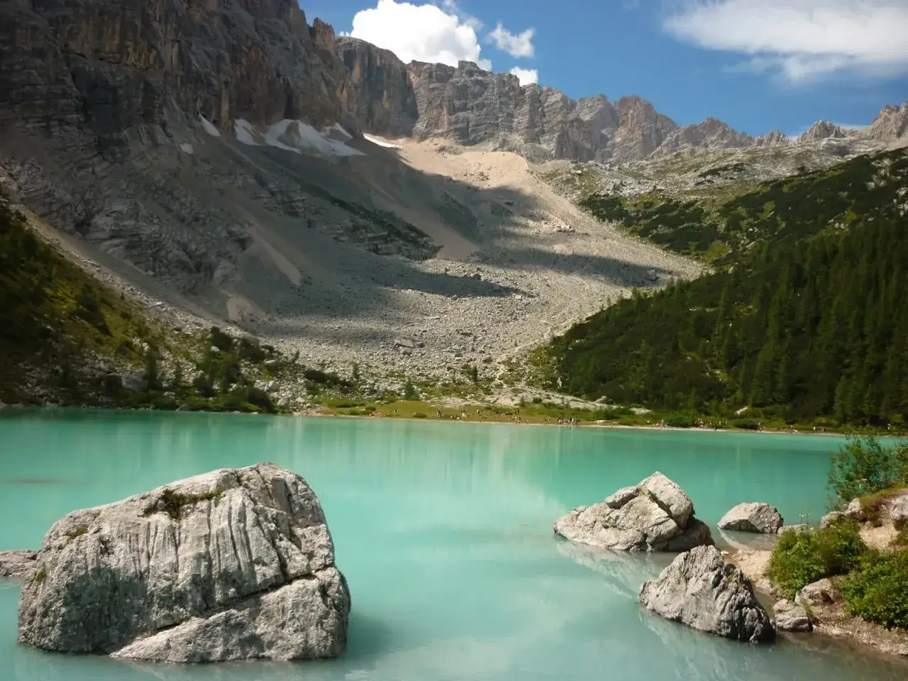 Lago di Sorapiss, in che regione si trova Cortina d'Ampezzo? In Veneto, tra imponenti vette dolomitiche e un'acqua turchese.