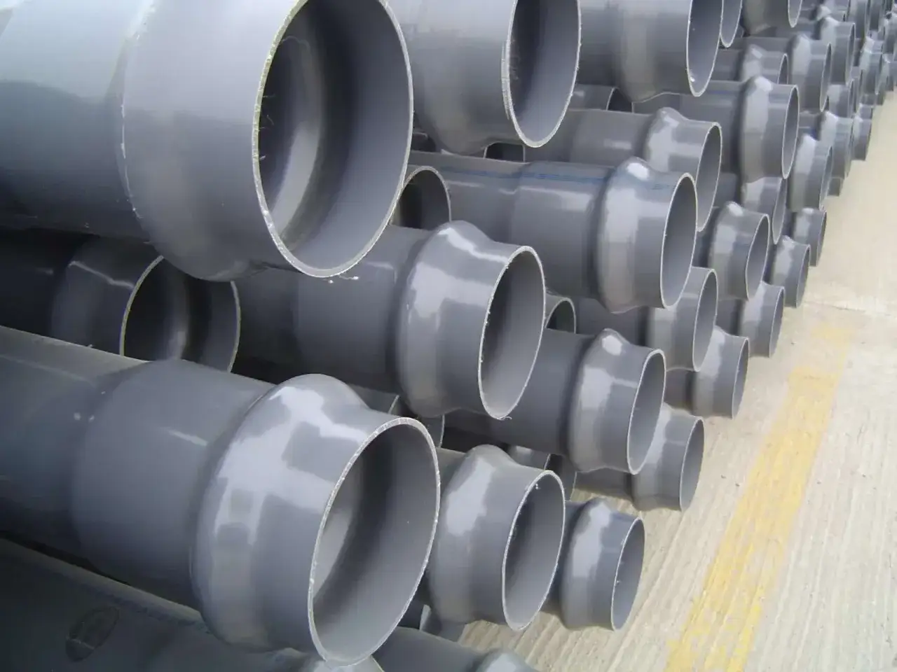 Tubos de cloruro de polivinilo apilados, listos para sus diversos usos en construcción y fontanería.