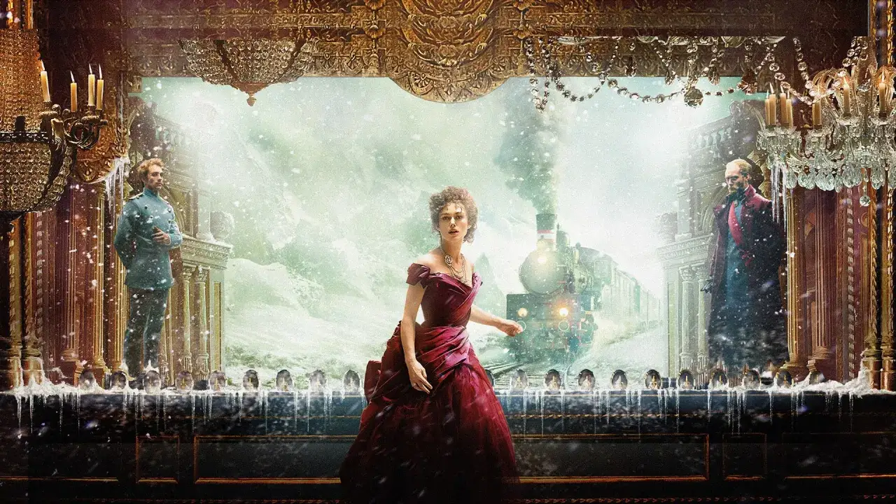 Anna Karenina w bordowej sukni, na tle pędzącego pociągu i zimowego krajobrazu. Obok niej stoją mężczyźni w mundurach.