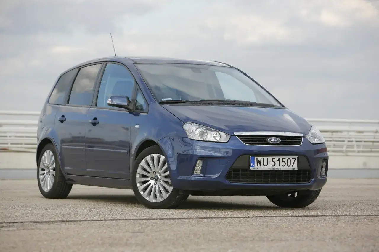 Niebieski Ford C-Max 1.6 benzyna z polskimi tablicami rejestracyjnymi WU 51507 stoi na betonowym placu.