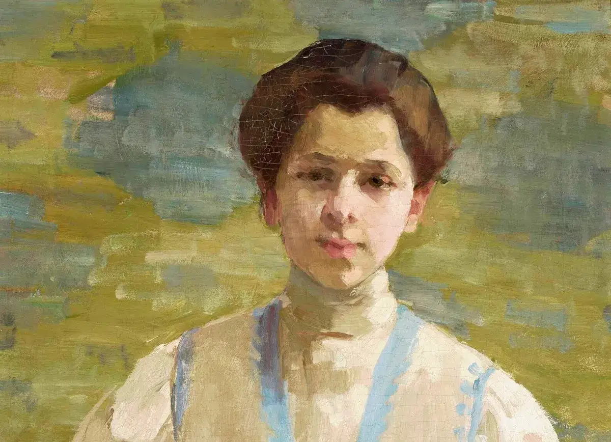 Olga Boznańska autoportret. Młoda kobieta o ciemnych włosach, w jasnej sukni z błękitnymi akcentami, patrzy wprost. Tło malowane pociągnięciami pędzla.