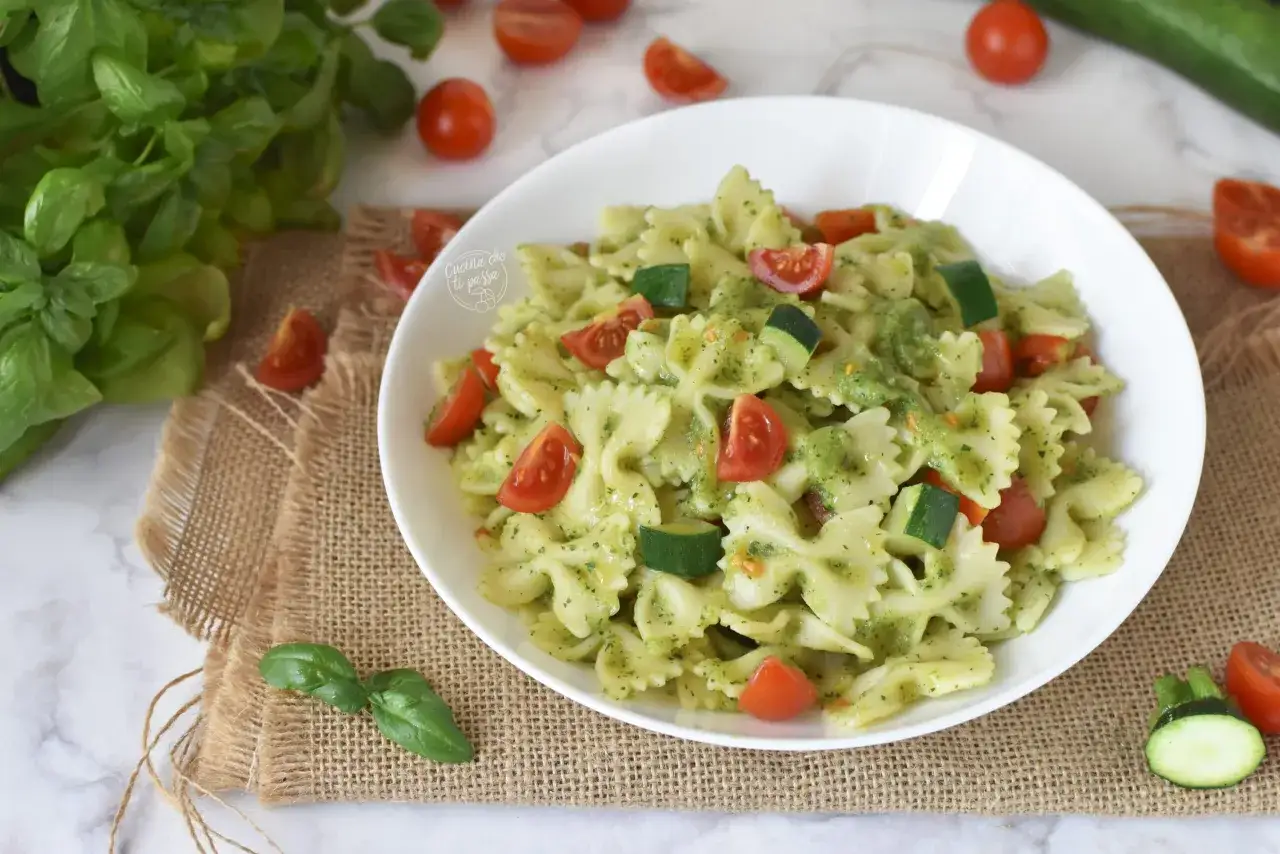 Farfalle al pesto con pomodorini e zucchine, un piatto perfetto per una pasta estiva veloce e gustosa.