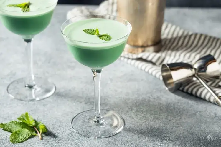 klasyczny drink z likierem miętowym Grasshopper
