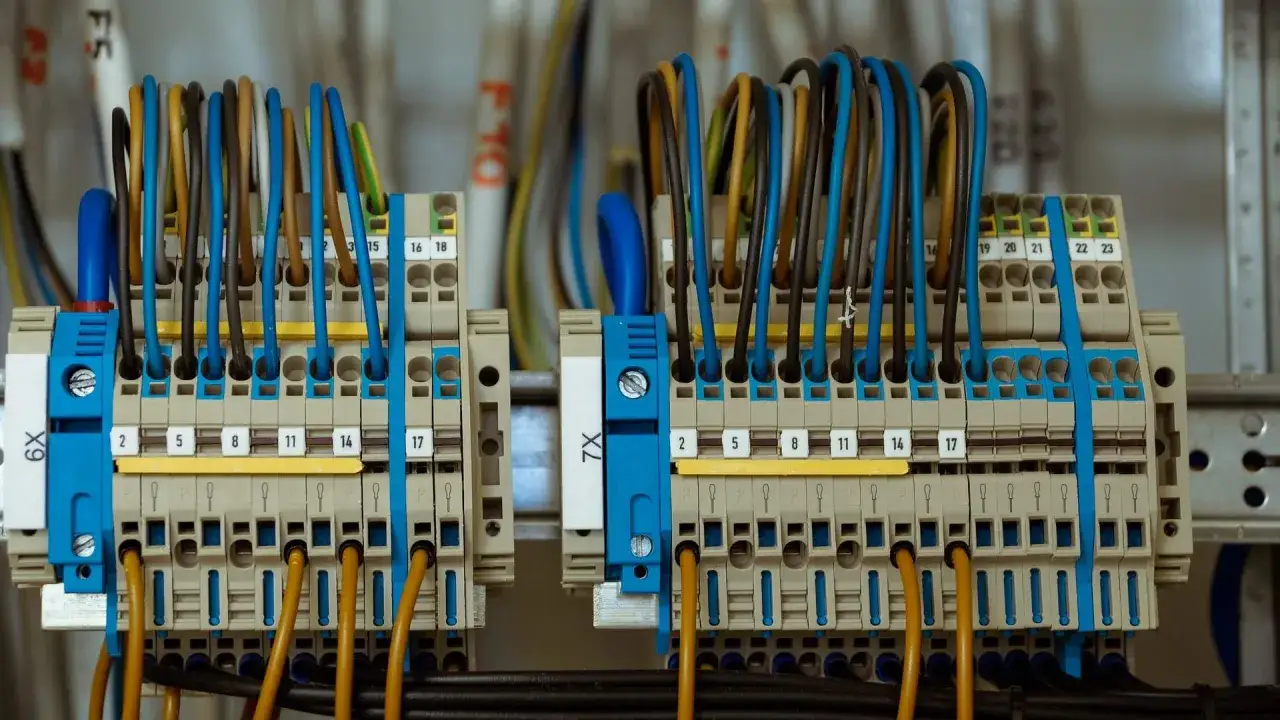 Zacznijmy budowę domu od prawidłowego doboru okablowania. Na zdjęciu widać przyłącza elektryczne z kolorowymi przewodami, gotowe do podłączenia.