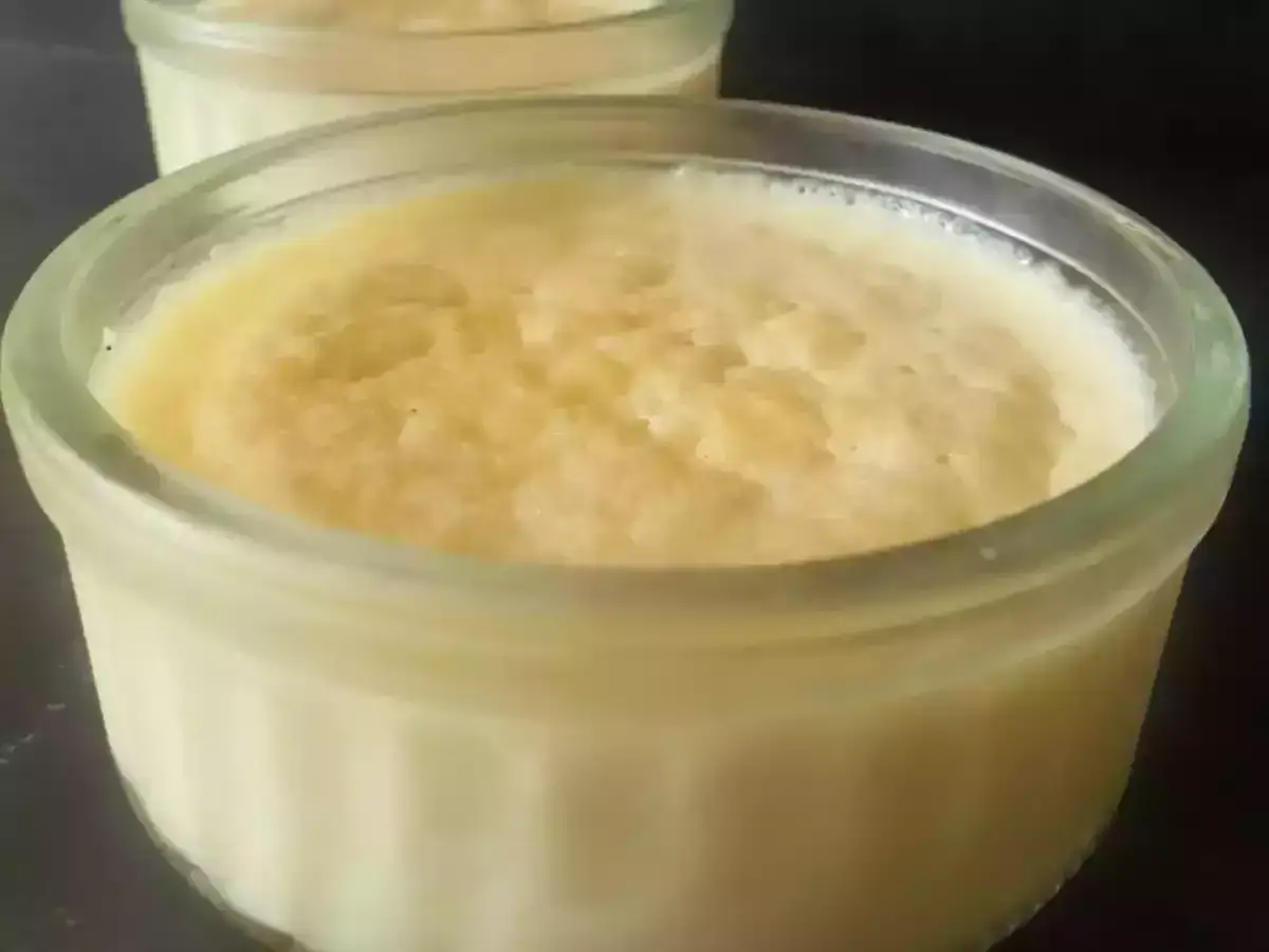 Douceur cr&eacute;meuse de semoule au lait dans un ramequin en verre. Un d&eacute;lice simple et r&eacute;confortant.