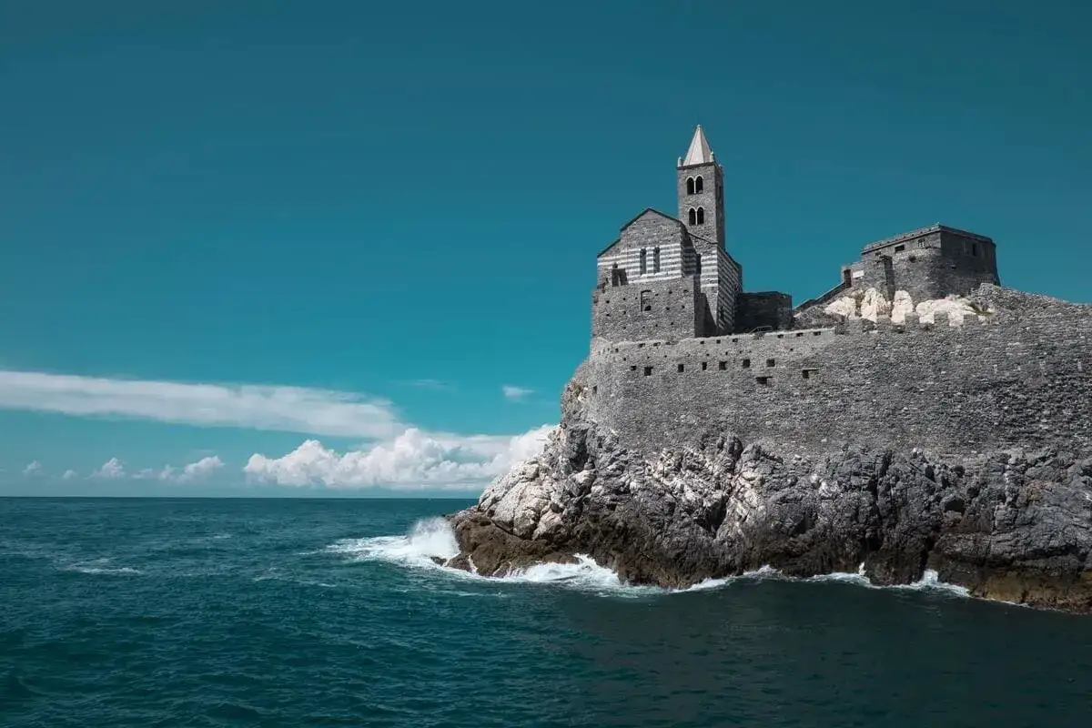 Chiesa di San Pietro, simbolo del portovenere centro storico, si erge maestosa su uno sperone roccioso battuto dal mare.