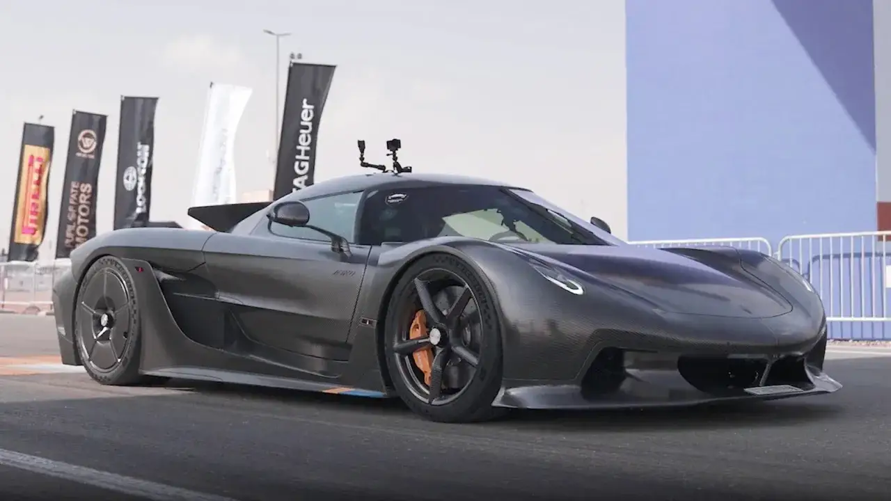 Niesamowity Koenigsegg Jesko w karbonowym wykończeniu, gotowy do startu na torze wyścigowym.