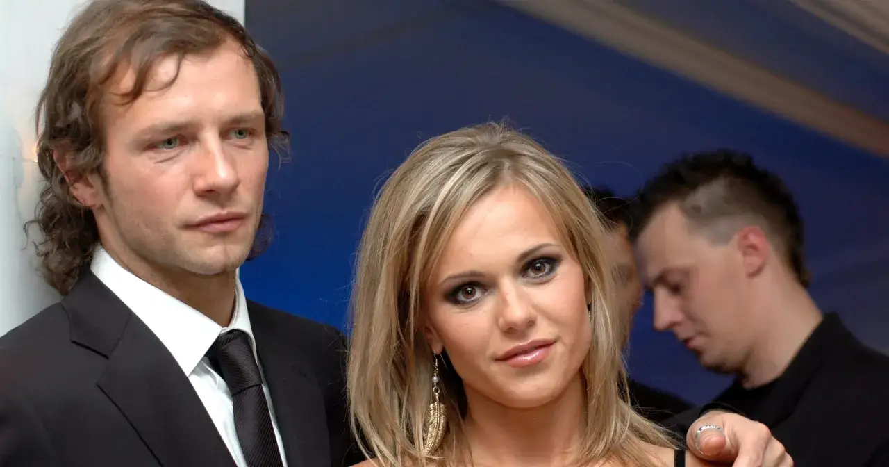Doda i Majdan na evencie. Ona w złotej, pióropodobnej kolczyku, on w eleganckim garniturze.