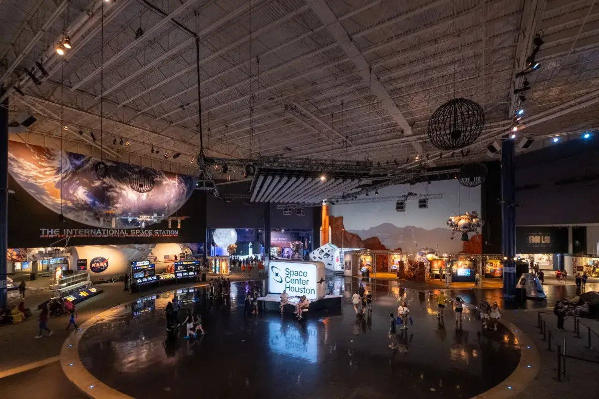 W Space Center Houston, największym mieście Teksasu, zwiedzający podziwiają wystawy o Międzynarodowej Stacji Kosmicznej i Księżycu.