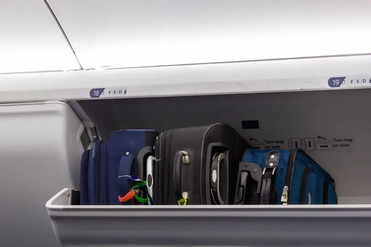 Bagaż podręczny Ryanair: 2 sztuki walizek i torba w schowku nad siedzeniem.