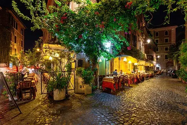 Klimatyczne uliczki Trastevere nocą