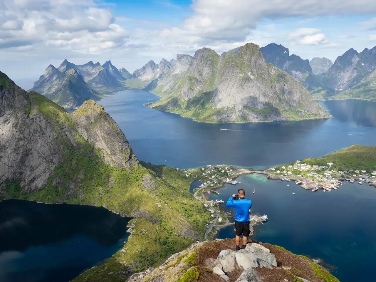 En fotograf f&aring;ngar de dramatiska Lofoten sev&auml;rdheter med sina majest&auml;tiska berg och en pittoresk by vid vattnet.
