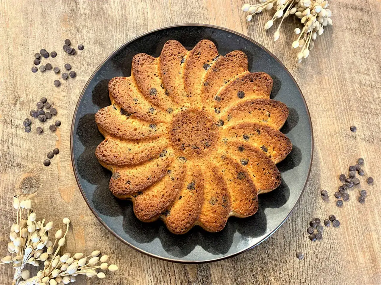 Gâteau en forme de fleur, parsemé de pépites de chocolat. Un délicieux dessert sans oeuf, parfait pour toutes les occasions.