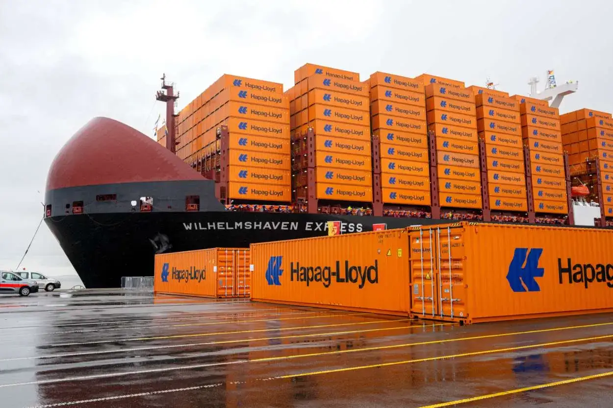 Ein riesiges Containerschiff, die