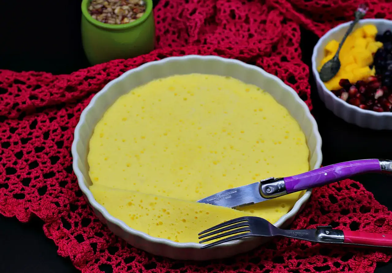Delikatny omlet na parze, lekki i puszysty, gotowy do podania z owocami.