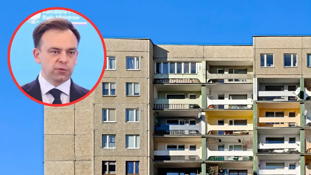 Mężczyzna w garniturze w okręgu, na tle bloku mieszkalnego. Sytuacja, kiedy nie można wyrzucić lokatora z mieszkania, może być trudna.