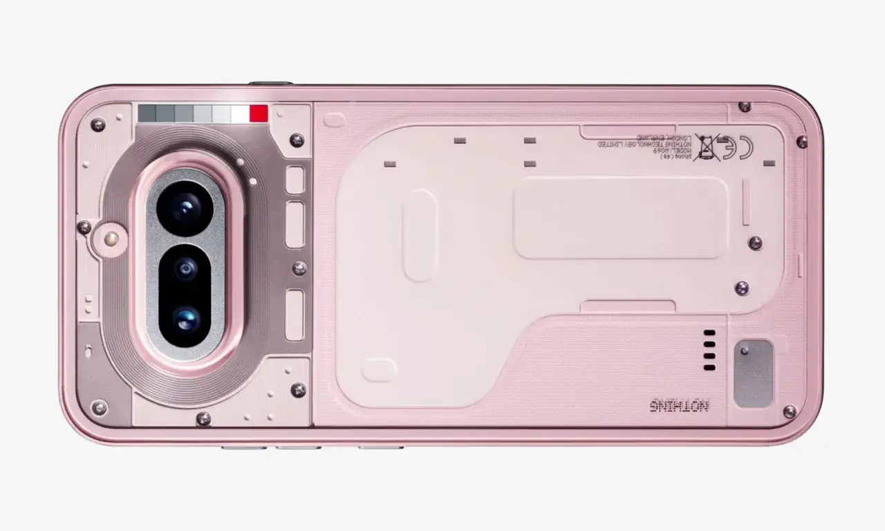 Różowy tył telefonu Nothing Phone (4a) z widocznym modułem aparatu i technicznymi detalami.