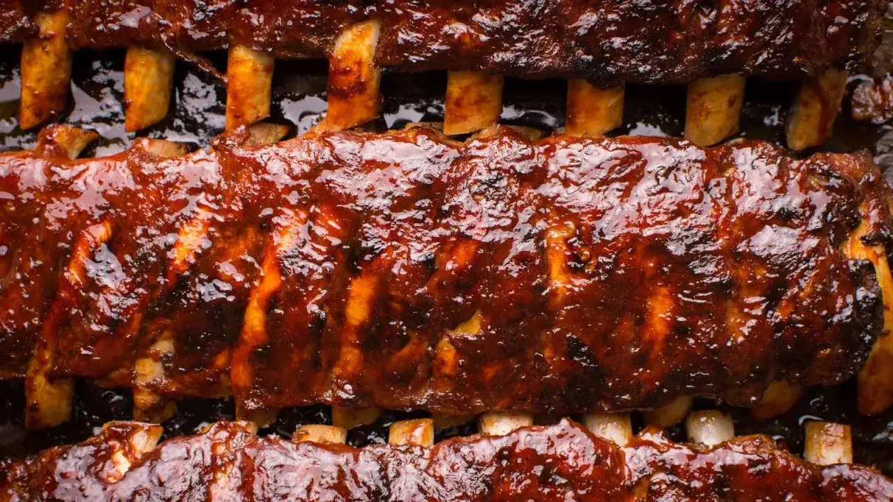 Des côtes de porc barbecue, nappées d'une sauce épaisse et brillante, prêtes à être dégustées.