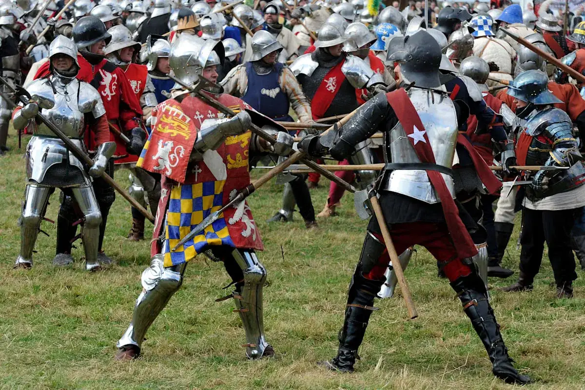 Ritter in voller Rüstung kämpfen mit Lanzen, eine Szene, die an die Rosenkriege in England erinnert.