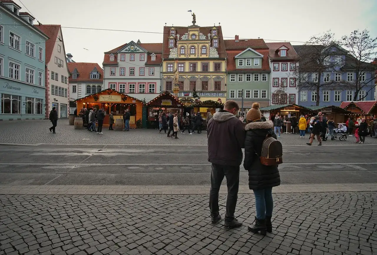 Para zobaczyć, co warto zobaczyć na Węgrzech, wybierz się na jarmark bożonarodzeniowy w Budapeszcie.