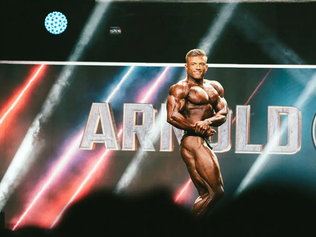 Ein Bodybuilder präsentiert seine Muskeln auf der Bühne des Arnold Classic 2026.