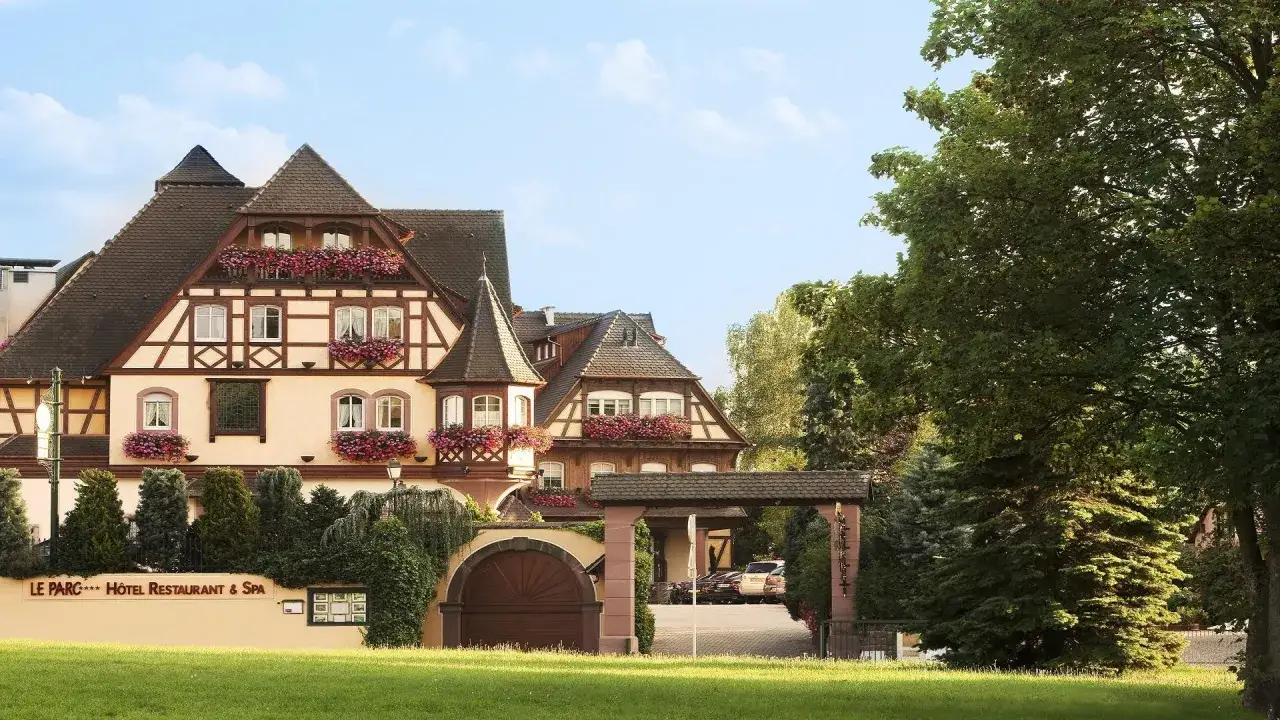 Le domaine du Moulin &agrave; Ensisheim, un h&ocirc;tel restaurant & spa, s'offre sous un ciel bleu, entour&eacute; de verdure et de fleurs.