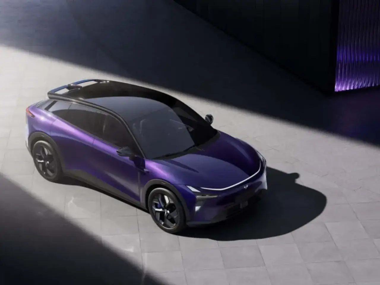 Auto viola futuristica, un esempio di guida autonoma livello 4, parcheggiata su un selciato moderno.