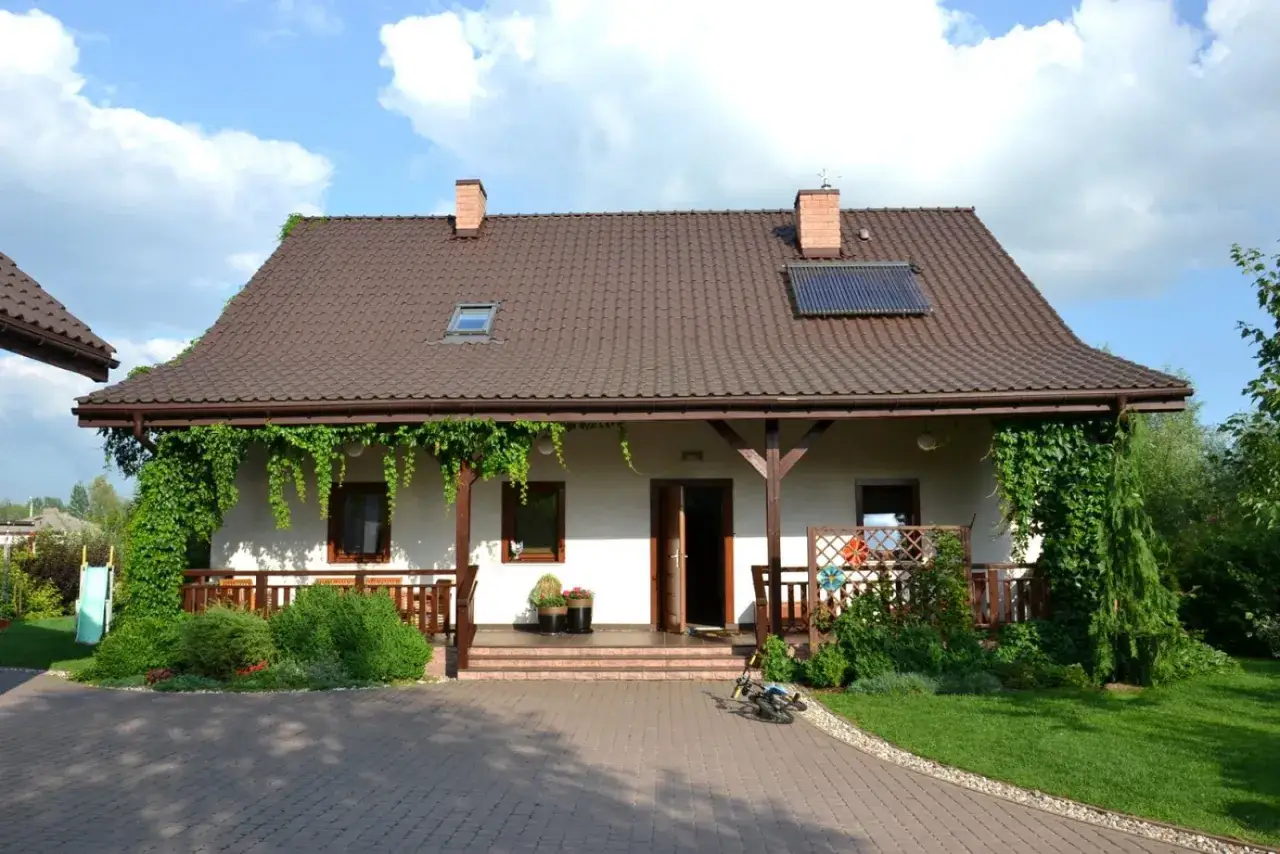 Bungalow co to? Urokliwy, parterowy dom z werandą porośniętą bluszczem, otoczony zielenią. Idealne miejsce na spokojne życie.