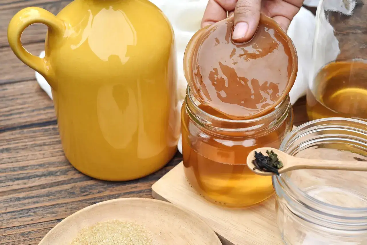 SCOBY w słodkiej herbacie