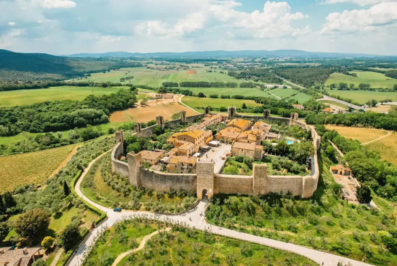 Village fortifié médiéval en Toscane, une idée de que faire autour de Florence. Paysages verdoyants et architecture préservée.
