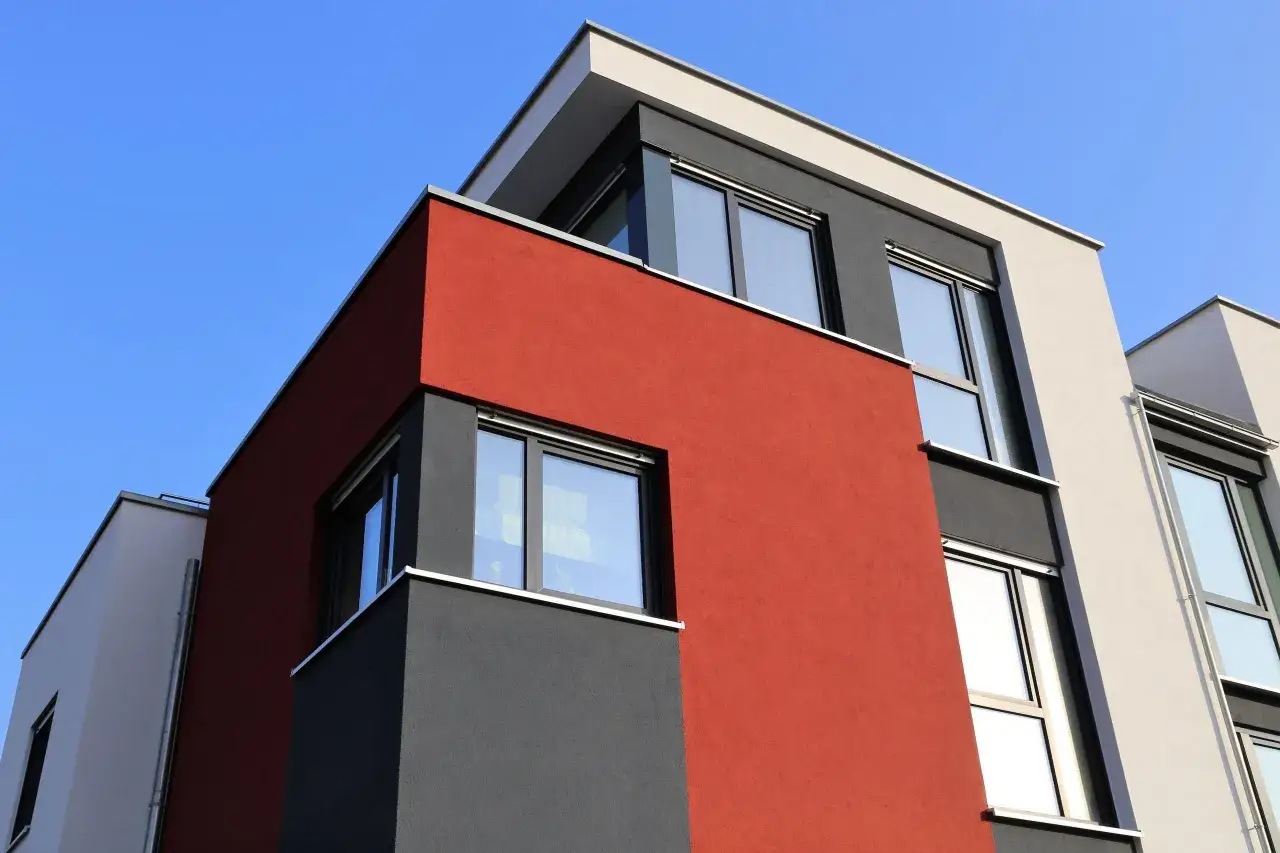 Edificio moderno con fachada roja, gris y blanca. &iquest;Cu&aacute;l es la mejor pintura para fachadas?