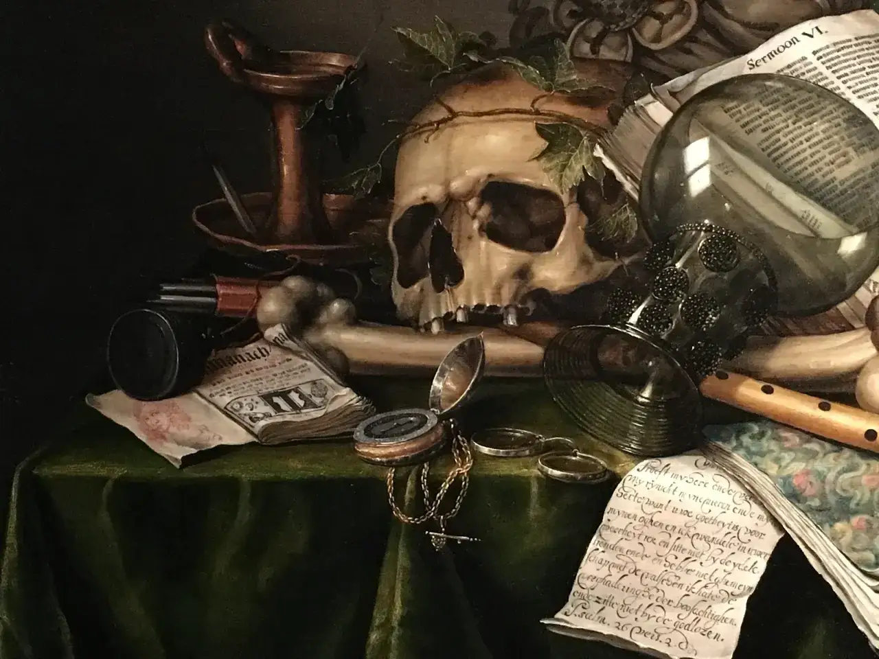 Nature morte symbolisant la vanit&eacute; : cr&acirc;ne, livre, loupe, boussole, fl&ucirc;te, bougie. La vie est &eacute;ph&eacute;m&egrave;re.