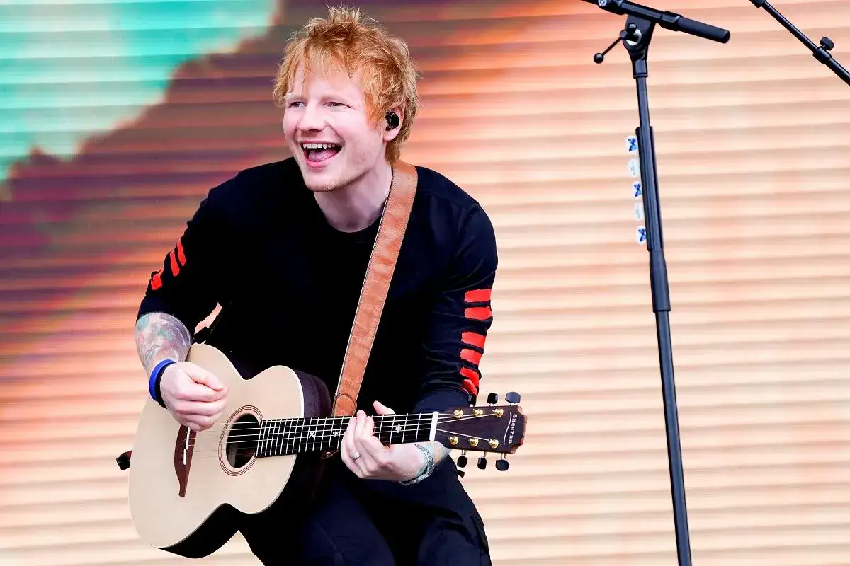 Ed Sheeran gra na gitarze podczas koncertu w Warszawie. Fani zastanawiają się, ile biletów zostało na to wydarzenie.