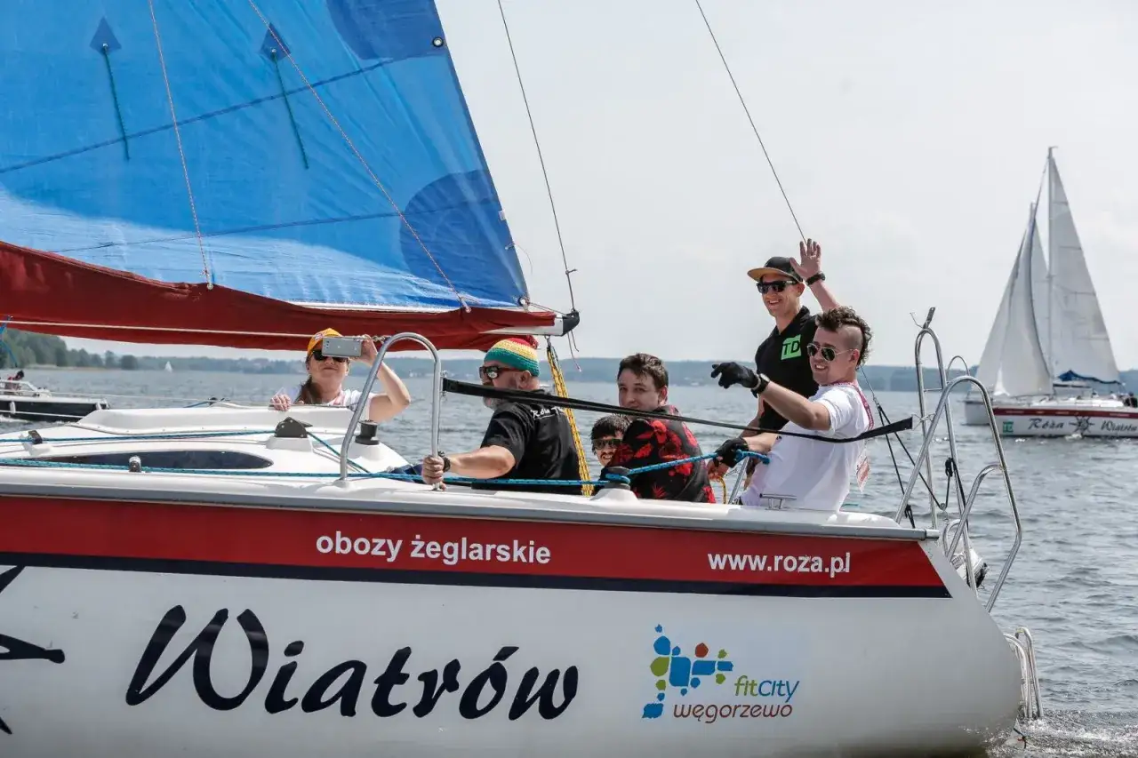 Uczestnicy regaty na łodzi
