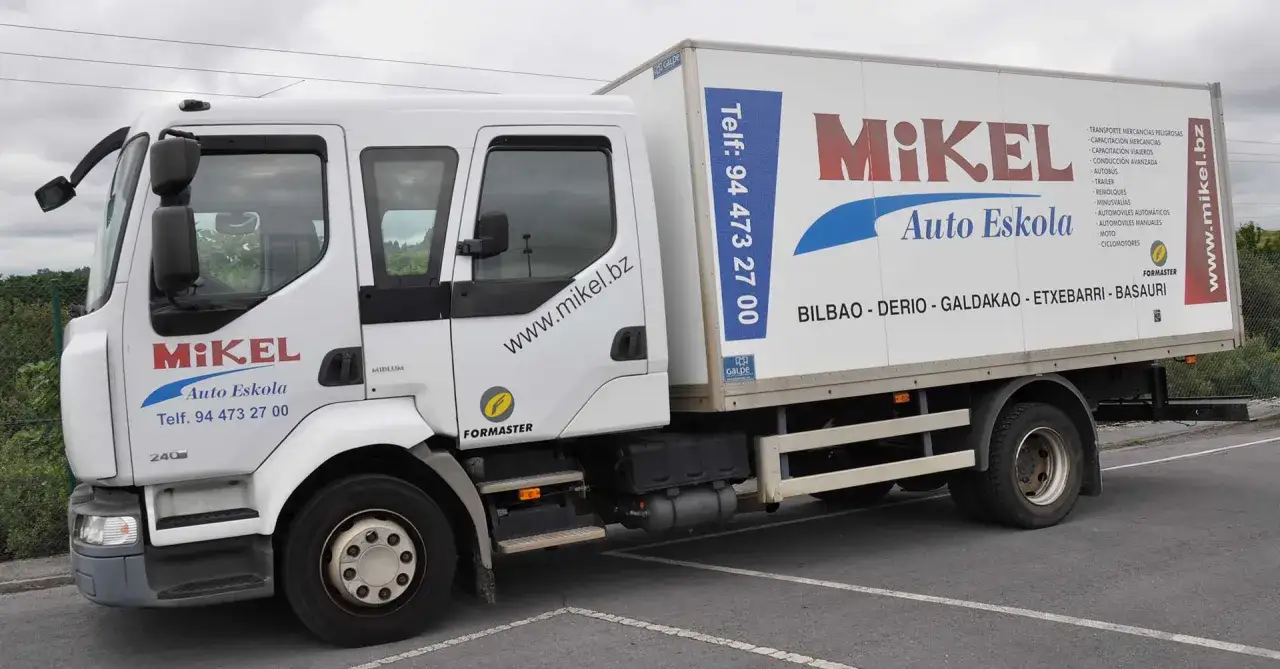 Cami&oacute;n de Auto Eskola Mikel, ideal para el te&oacute;rico carnet C. Ofrecen formaci&oacute;n para camiones, autobuses y m&aacute;s.