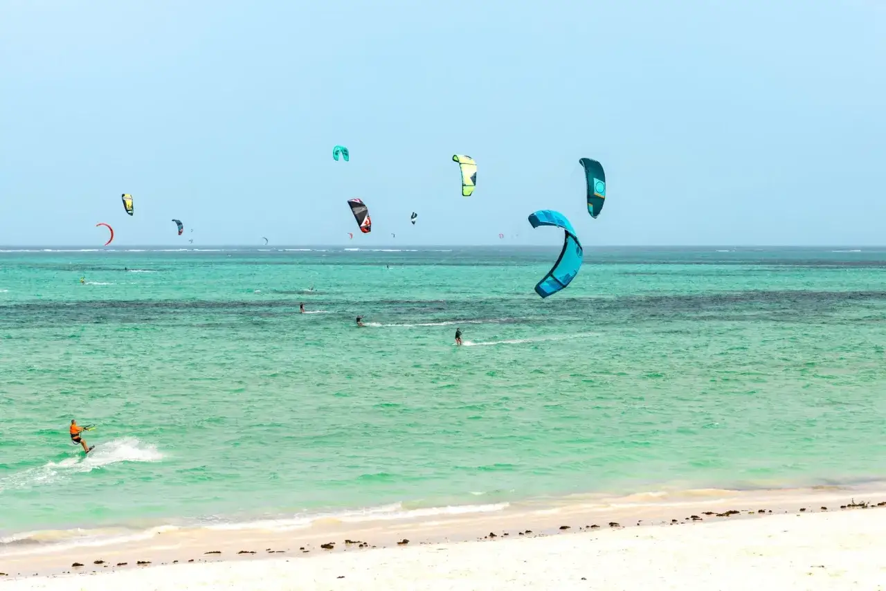 Paje Zanzibar: kitesurferzy ścigają się na turkusowych wodach, tworząc widowiskowy spektakl.