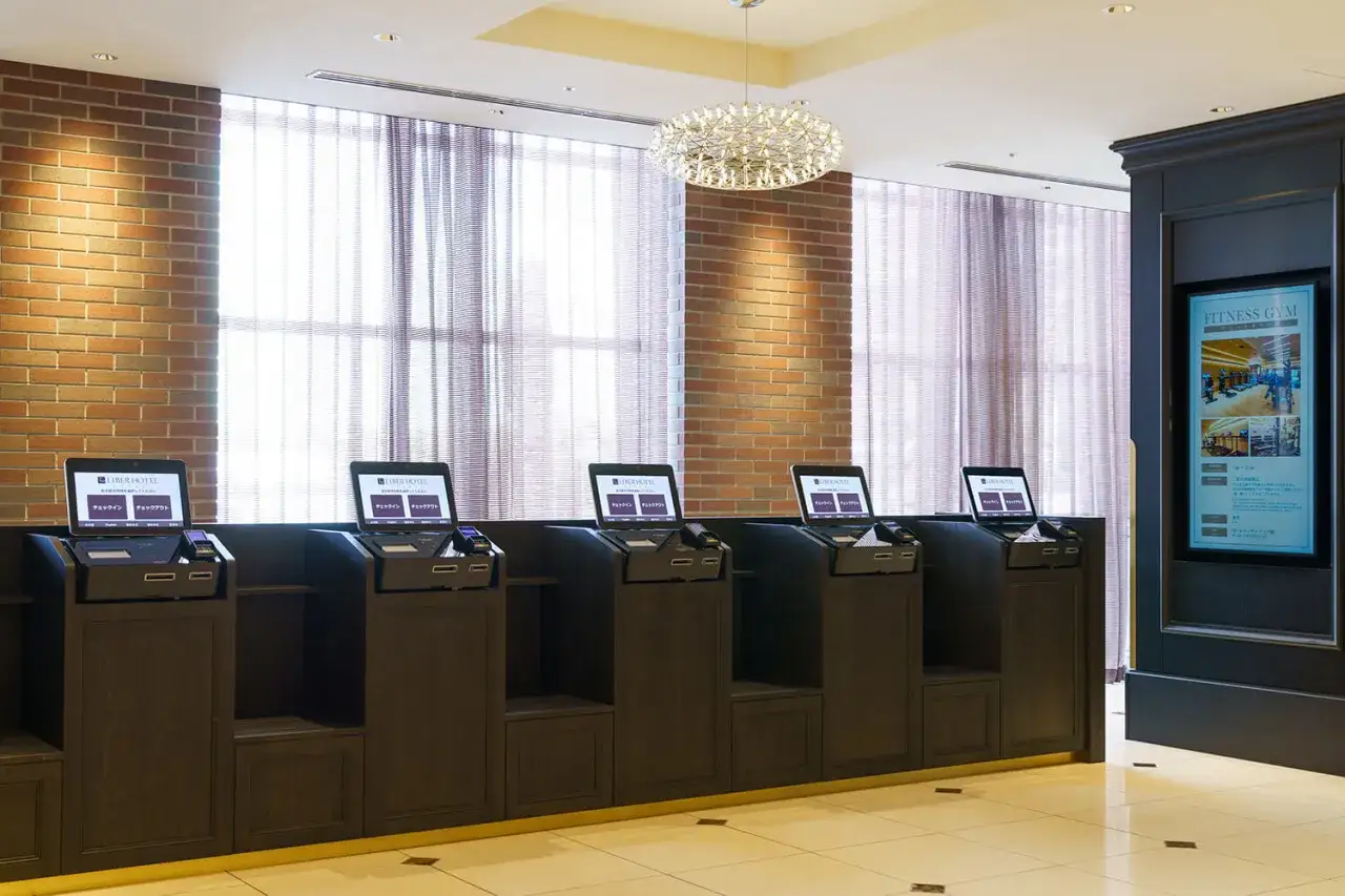 Sześć stanowisk do samodzielnego zameldowania w hotelu. Szybki self check-in to wygoda dla podróżnych.