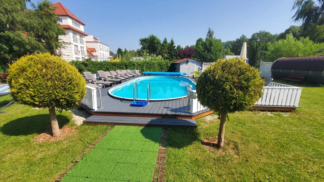 Idealne noclegi nad Laguna Dąbki: domki, pokoje, apartamenty z basenem.