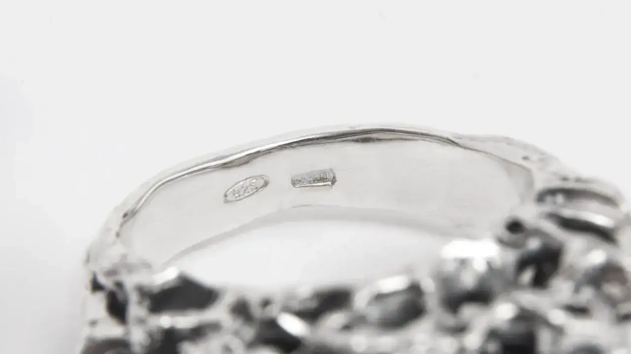 Anello in argento con punzone 