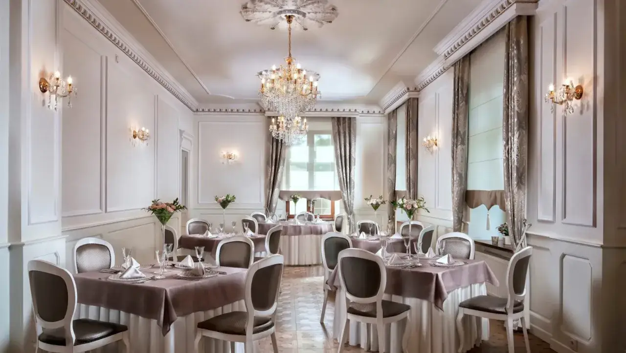 Elegancka brasserie, co to? To miejsce z kryształowymi żyrandolami, nakrytymi stołami i kwiatami, idealne na romantyczną kolację.