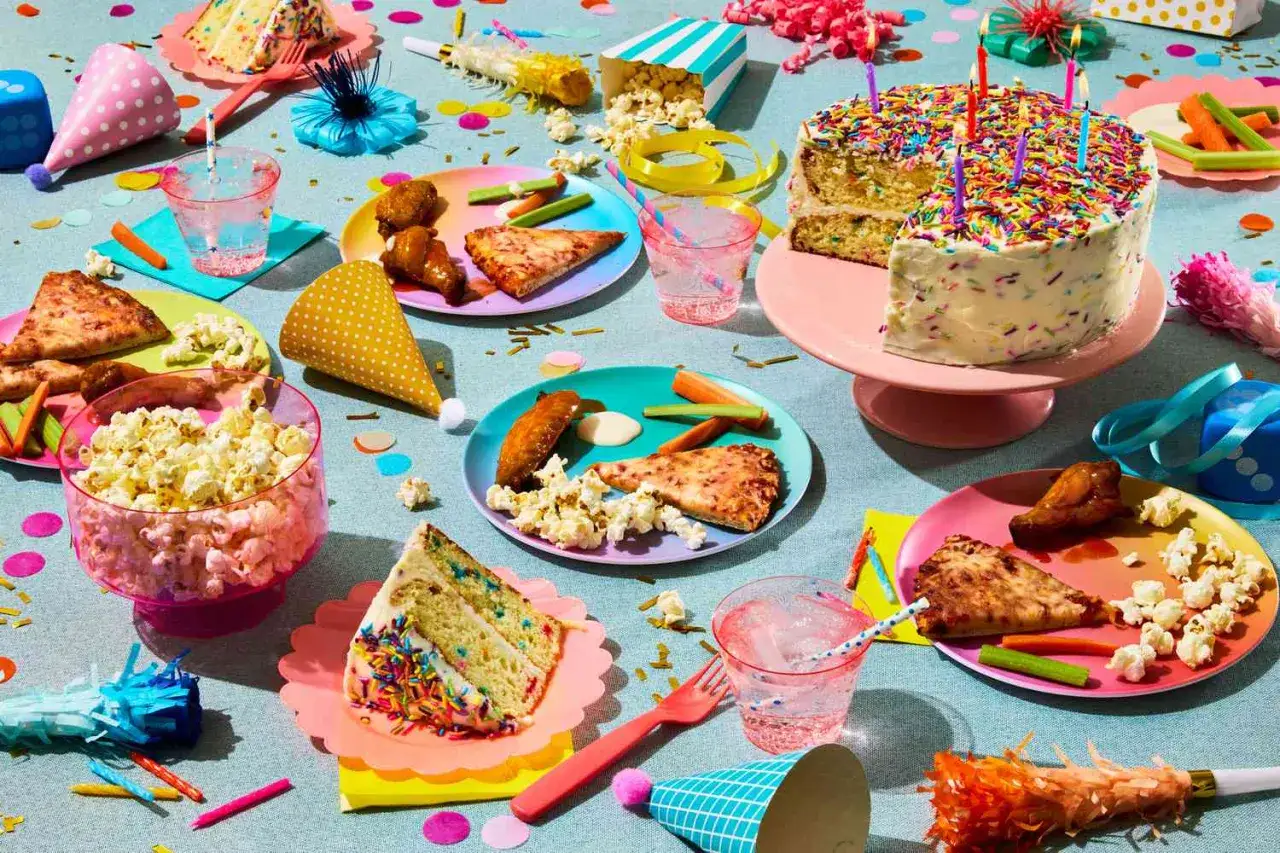 Bunte Party mit Kuchen, Pizza, Popcorn und Getr&auml;nken. Perfektes Party Essen f&uuml;r Kindergeburtstage.