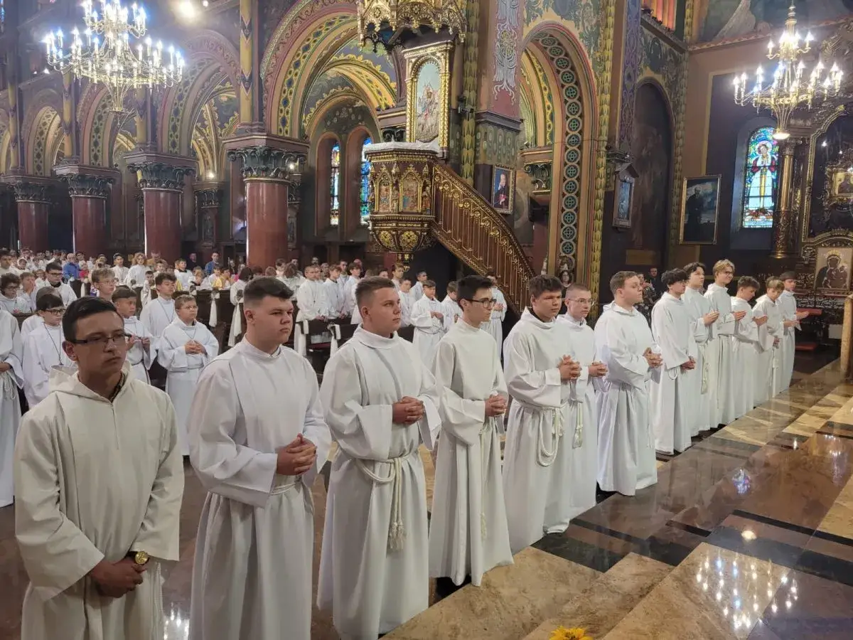 Chłopcy w albach podczas mszy. Zmiany w tekstach modlitw w nowym mszale rzymskim mogą być odzwierciedleniem ewolucji języka i teologii.